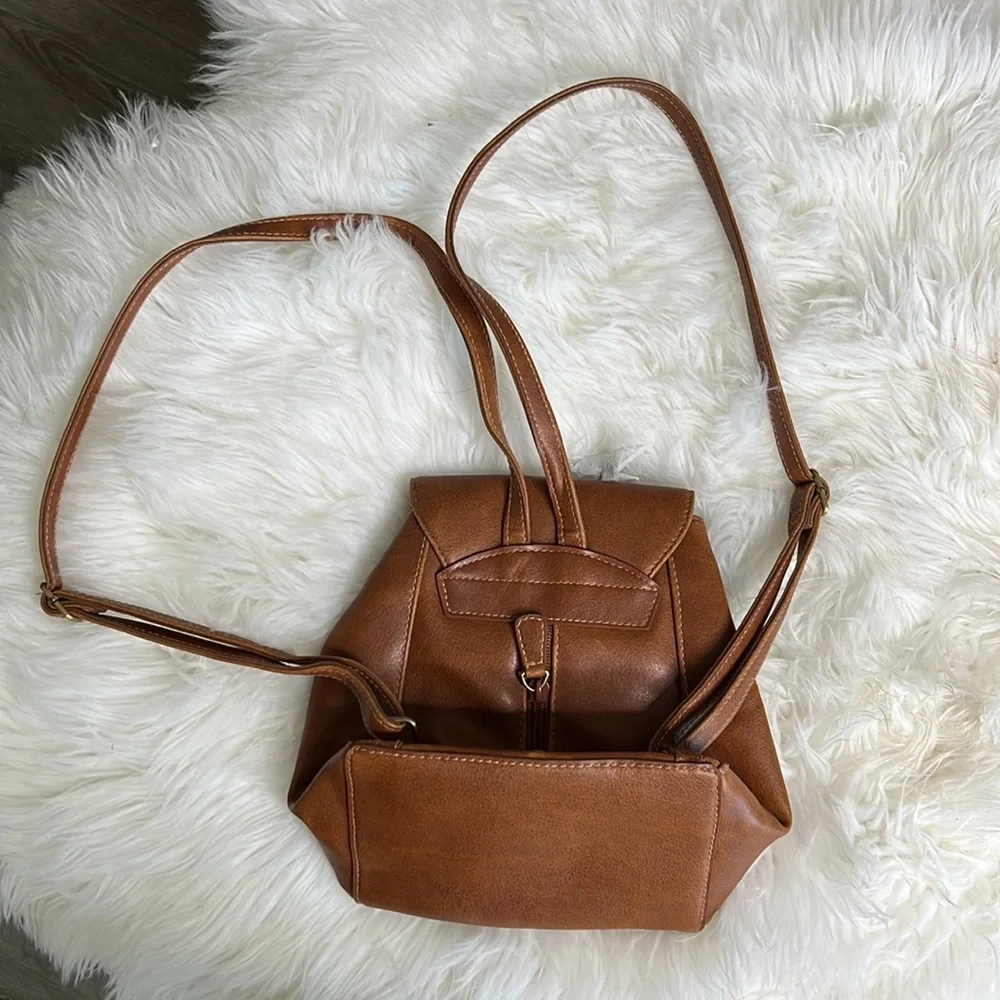 🔹 Liz Claiborne Vintage Mini Backpack